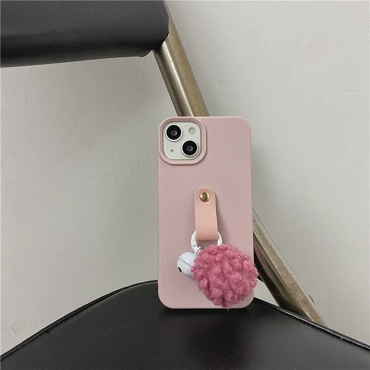 毛绒铃铛吊坠适用苹果16手机壳iPhone14promax秋冬15/12/13软壳11