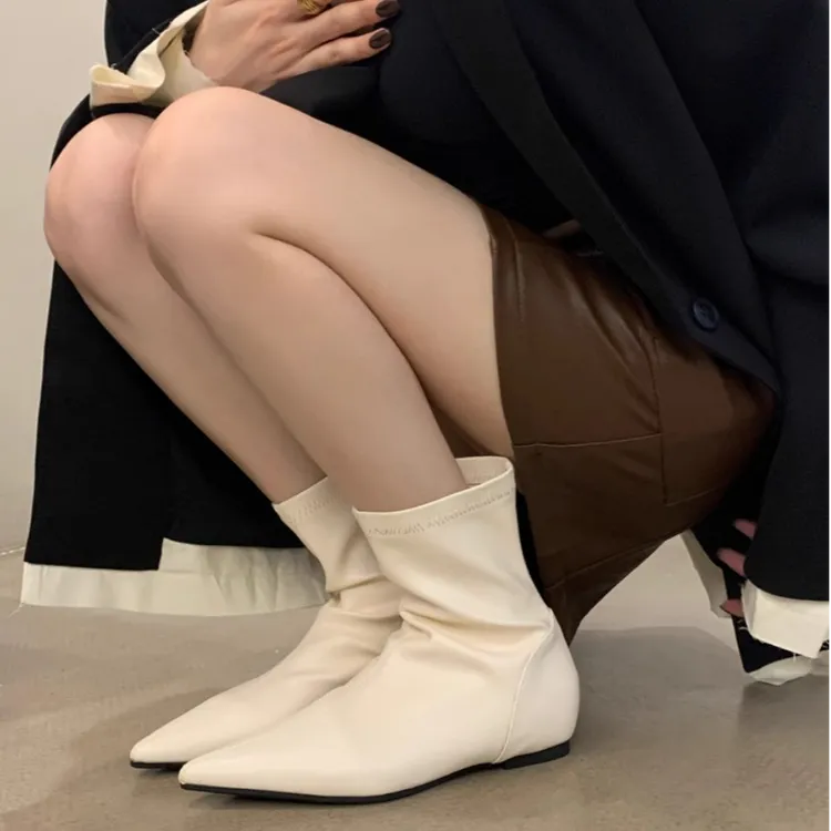 网红时尚尖头侧拉链短靴女2024秋冬季内增高米白色平跟软皮瘦瘦靴