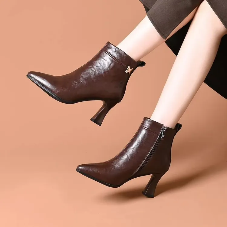 2025年秋冬季时尚百搭洋气尖头牛皮高跟加绒粗跟气质时装小短靴女