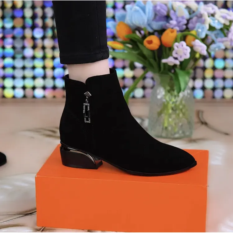 2025年秋冬季真皮尖头小短靴中跟加绒妈妈鞋磨砂羊皮侧拉链绒面靴