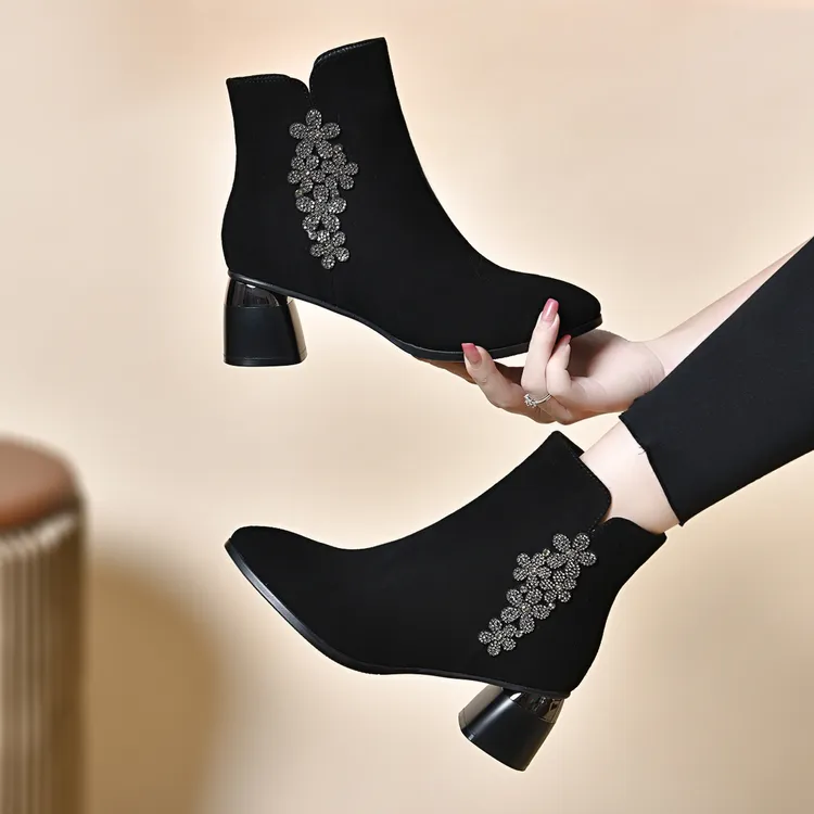 2025年真皮粗跟时尚加绒裸靴尖头中跟冬季高跟软底百搭侧拉链靴子