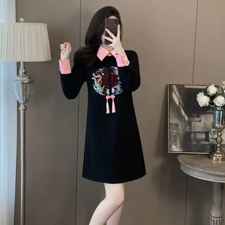 新中式国风连衣裙女2025秋冬季新款气质宽松中长款半高领卫衣裙