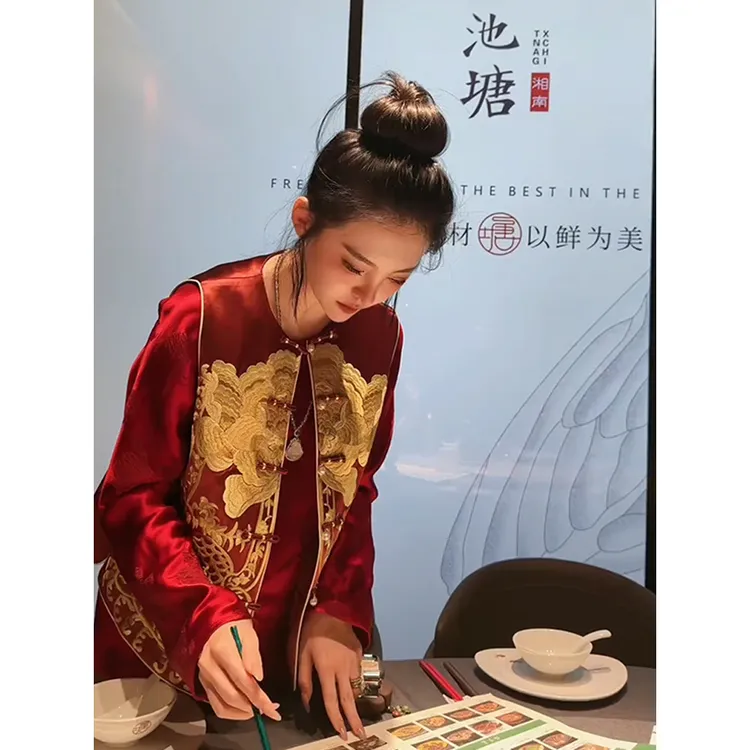 今年流行漂亮别致独特新中式国风盘扣马甲上衣两件套装女2025秋款