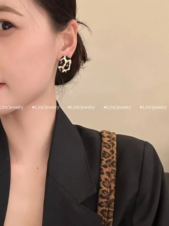 铜合金耳饰 时髦精豹纹滴釉凹凸面耳钉~气质时尚设计感港风耳钉