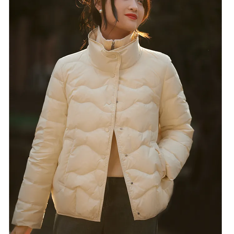 95白鹅绒轻薄短款羽绒服女冬季小个子立领进口高强蓄热红色羽绒服