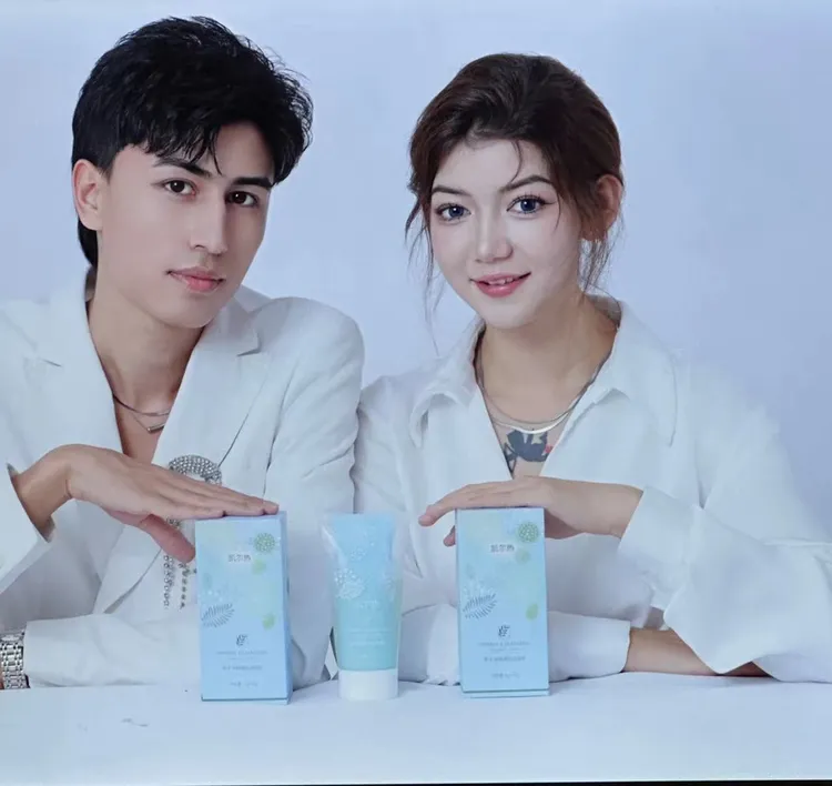草本净颜透肌洁面乳洗面奶