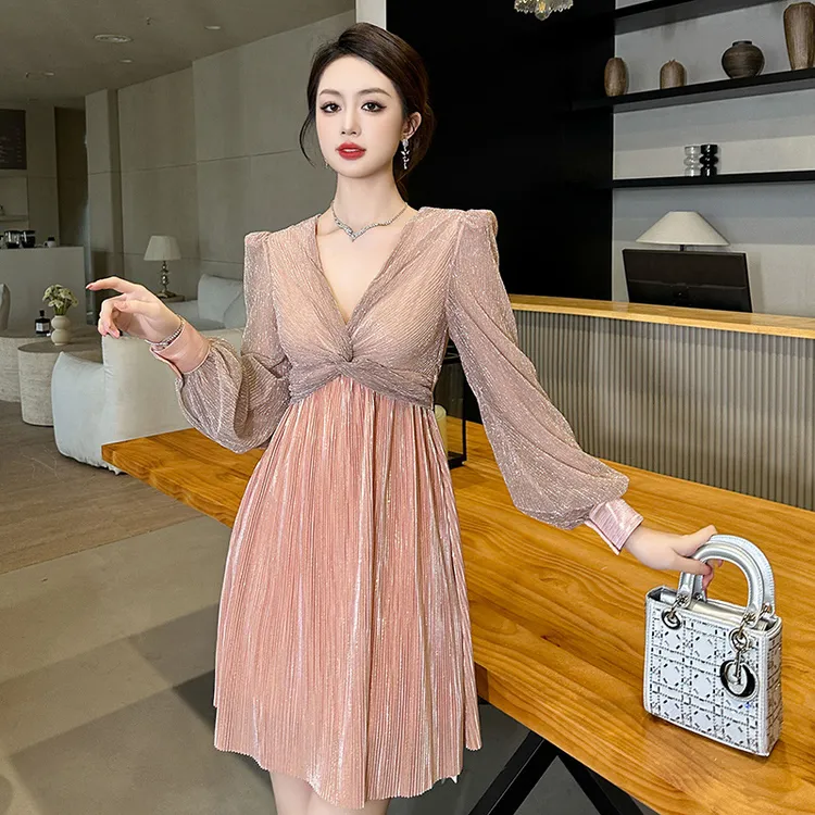 秋季新款女装法式俏皮可爱V领高腰显瘦A字黑色气质连衣裙70250