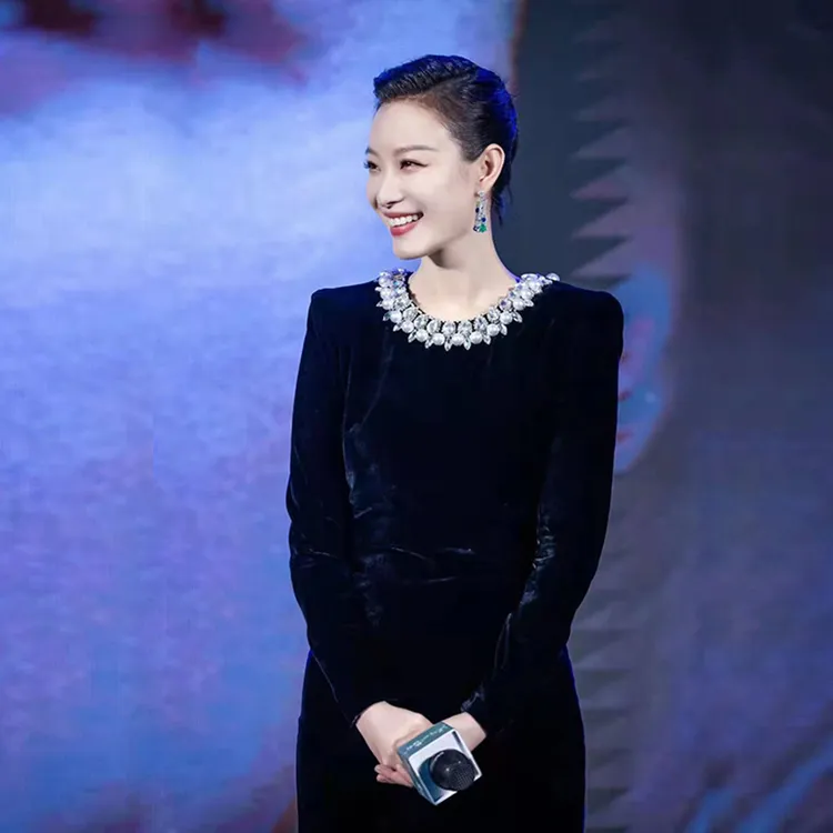轻奢气质女2024新款高级感修身长袖钉珠宴会主持黑色丝绒连衣裙