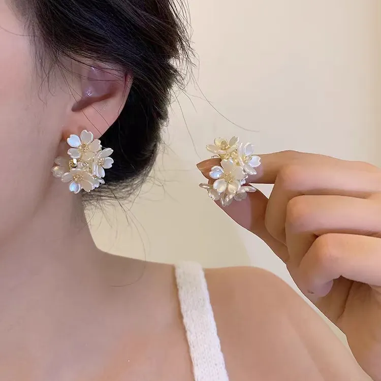 铜合金仿珍珠耳饰 法式耳环女2024年新款设计感耳钉冷淡风ins耳饰