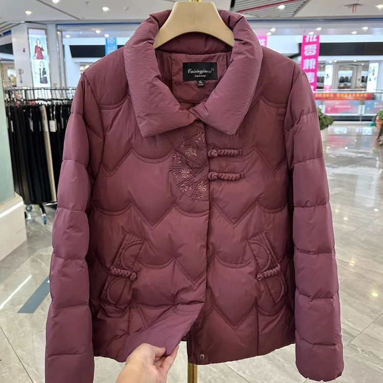 时尚中老年妈妈装羽绒服刺绣短款冬装新款洋气高贵白鸭绒外套上衣