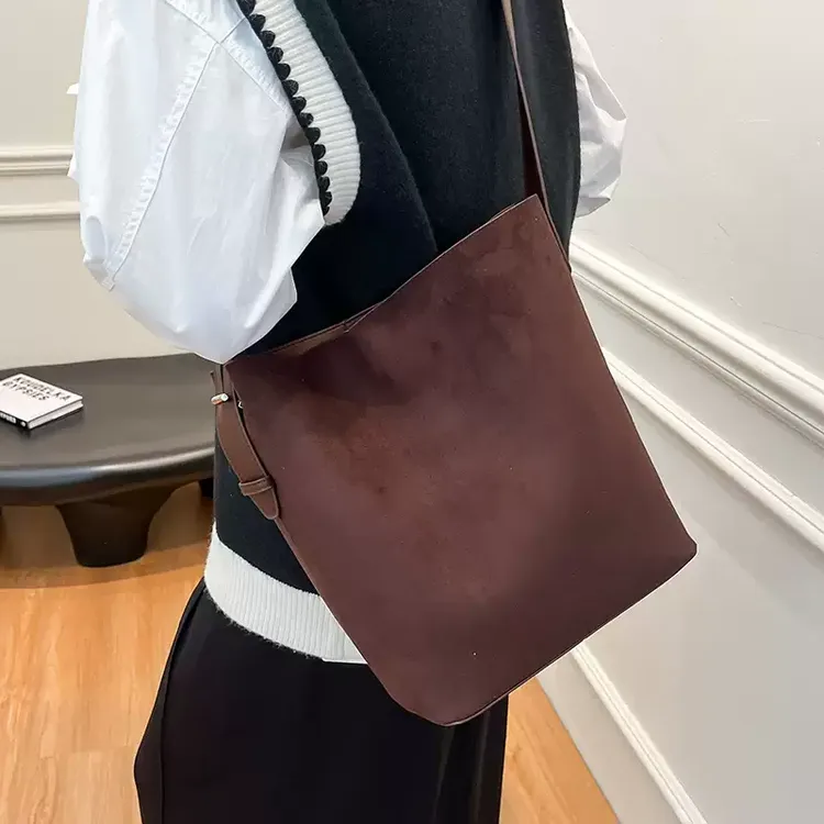 麂皮绒包包女大容量2024新款秋冬季复古休闲单肩斜挎包子母水桶包