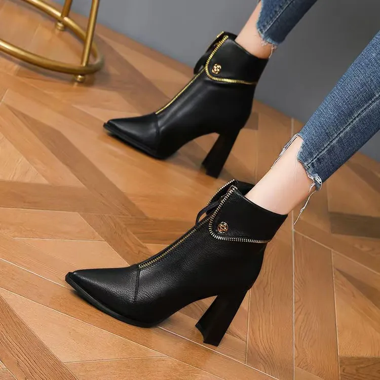 欧美风粗跟前拉链瘦瘦短靴女高级感2025年秋冬加绒尖头高跟时装靴