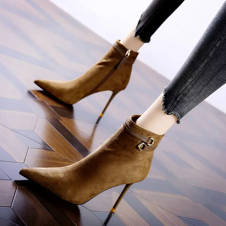 皮带扣尖头高跟鞋女2025新款秋冬季保暖磨砂绒面百搭黑色细跟短靴