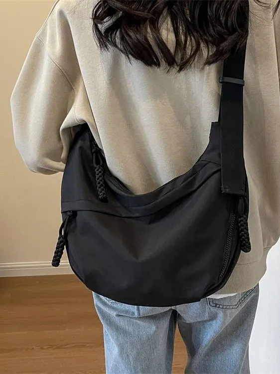 今年流行牛津布包包斜挎包女2024新款休闲单肩学生上课通勤饺子包