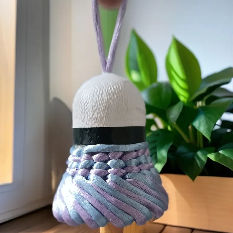 diy手工紫蓝色编织条纹羽毛球挂件