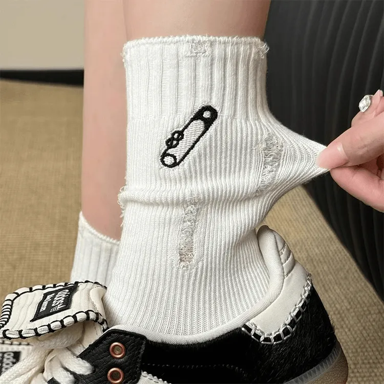 别针破洞刺绣袜子女白色中筒袜春秋季纯棉网红款个性潮流运动长袜
