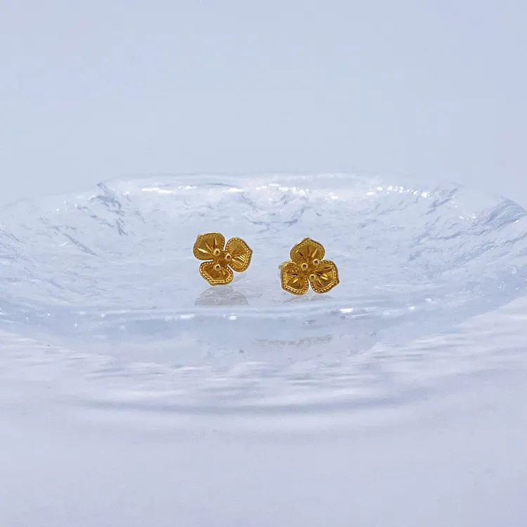 足金999 黄金三瓣花金耳钉 1.69
