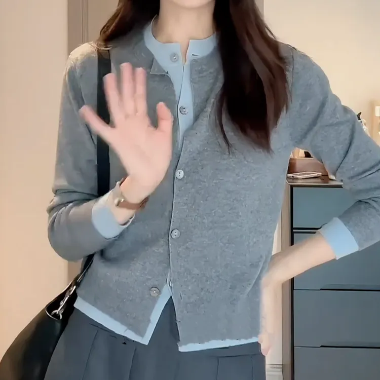 今年秋冬流行灰蓝拼接高端假两件有层次设计感针织开衫女圆领显瘦