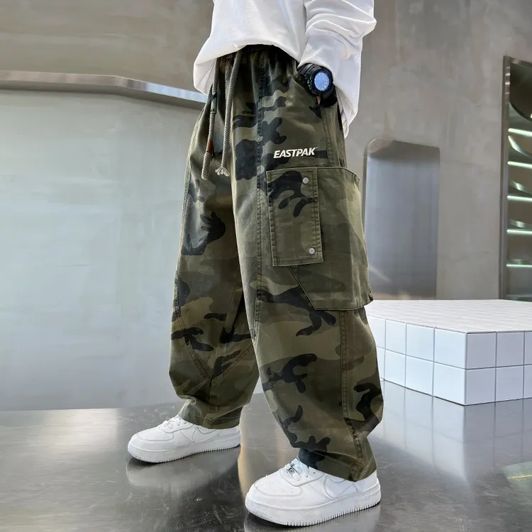 男童工装裤子秋冬款2024新款中大童迷彩裤一体绒男孩休闲长裤秋装