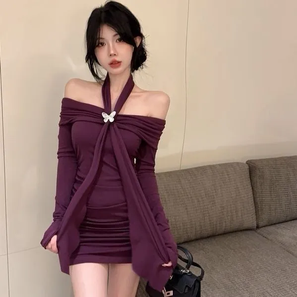 纯欲性感一字肩挂脖长袖连衣裙女秋季新款修身显瘦褶皱包臀短裙子