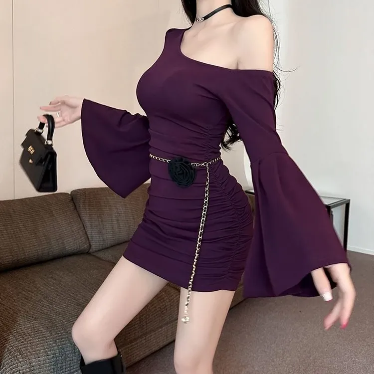 小众斜领喇叭袖连衣裙女2024秋季新款修身显瘦长袖褶皱短裙带腰链