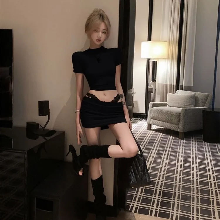时尚穿搭一整套辣妹修身纯欲黑色正肩短袖T恤设计感低腰包臀裙女