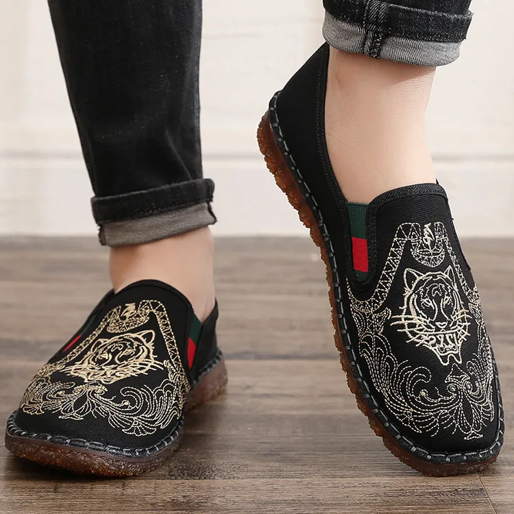 2024春新款刺绣中国风国潮透气舒适青年男士休闲帆布鞋老北京布鞋