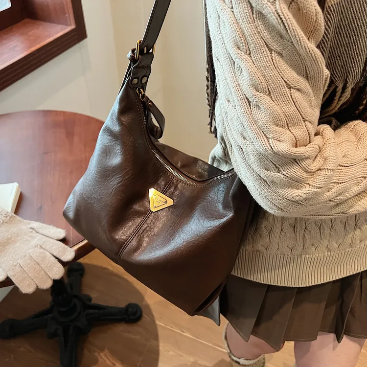 韩版潮流百搭单肩斜挎包女士2025秋冬新款时尚小众大容量包包通勤