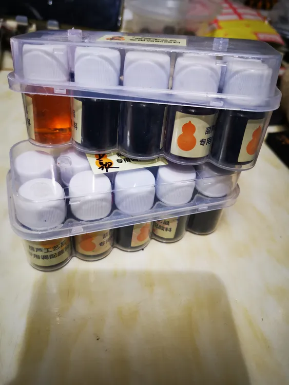 彩葫芦颜料一盒针刺，一盒直接上色，可以互相用