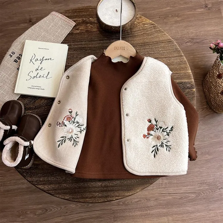 女童马甲秋冬款儿童冬装2026新款洋气外穿女宝宝加绒背心加厚森系