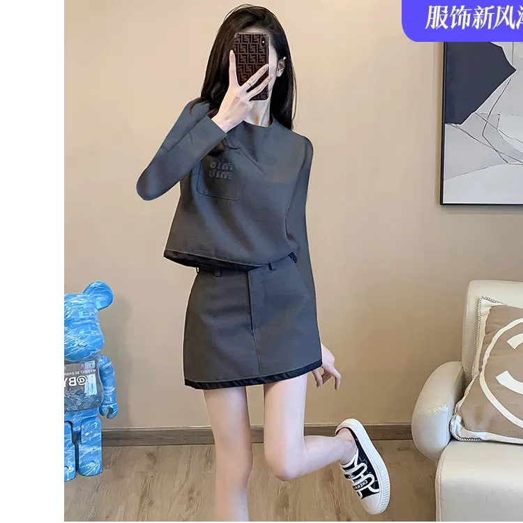 入秋穿搭一整套小个子高腰短款灰色圆领套头长袖T恤短裙两件套