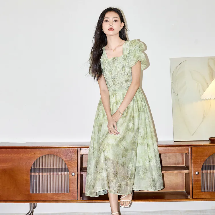 森系田园风碎花连衣裙女2024年夏季设计感打揽收腰显瘦中长裙