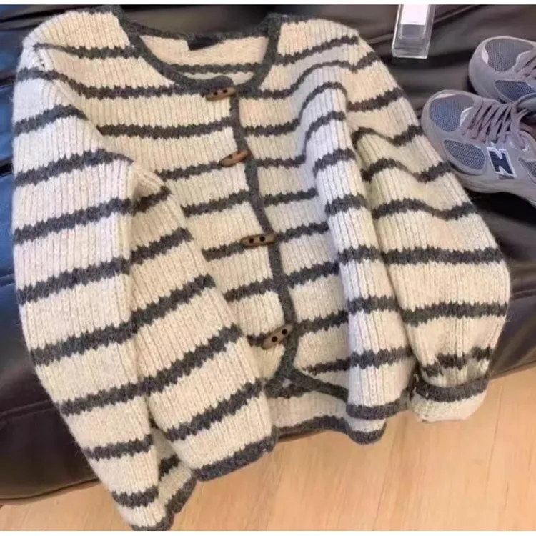 2024年新款复古条纹针织外套女秋冬慵懒风牛角扣v领宽松毛衣开衫2