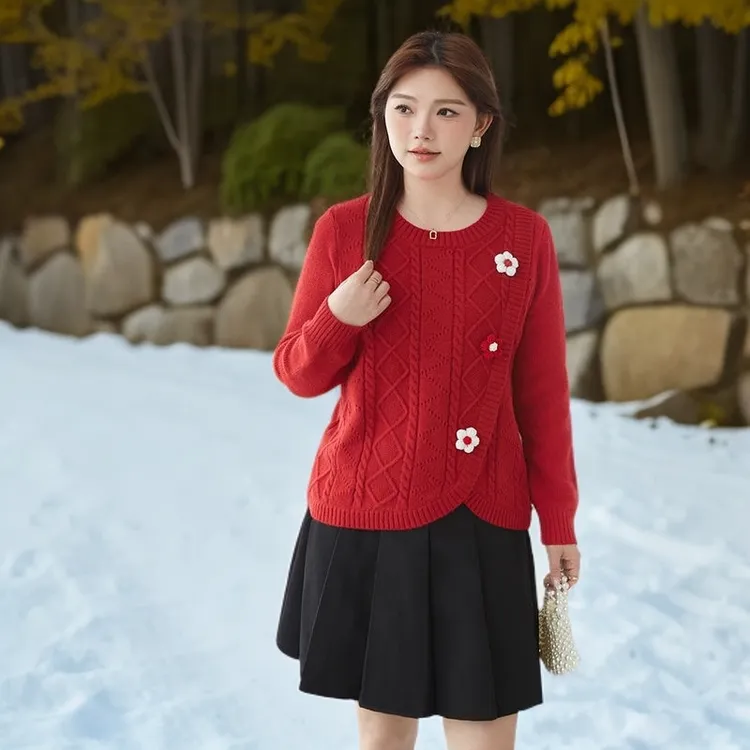 大码女装显瘦上衣遮肉新年战袍胖mm冬季新款圆领纽绳钉花减龄毛衣