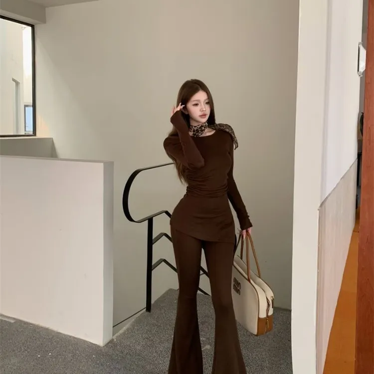 美式辣妹套装气质修身开叉长袖T恤女微喇叭休闲裤咖色两件套