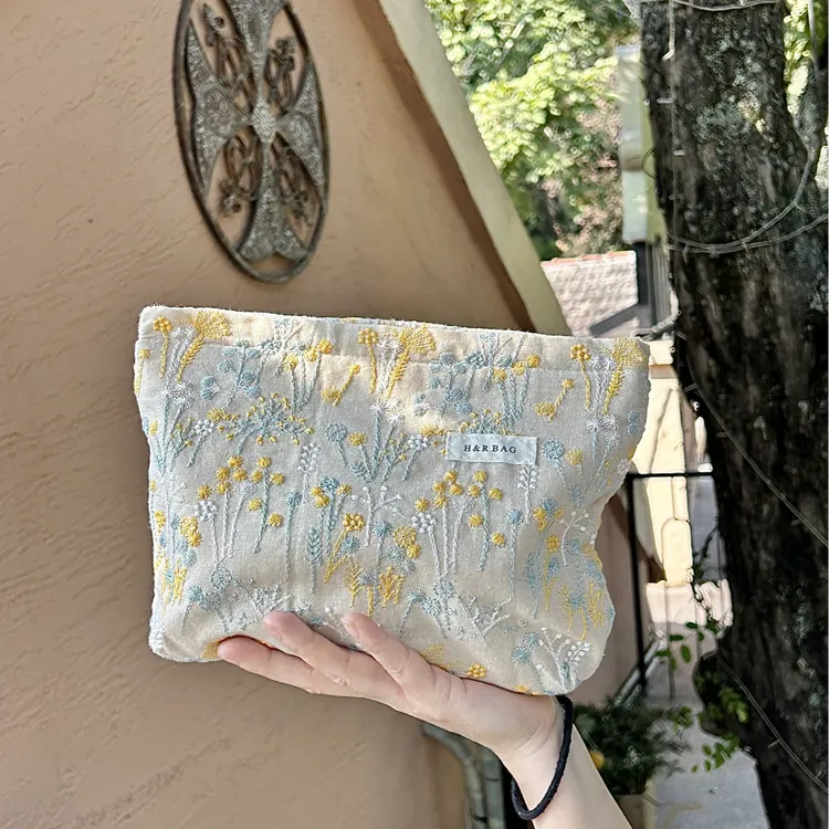 新款浮雕印花植物刺绣化妆包手拿便携大容量收纳包高级感内胆包