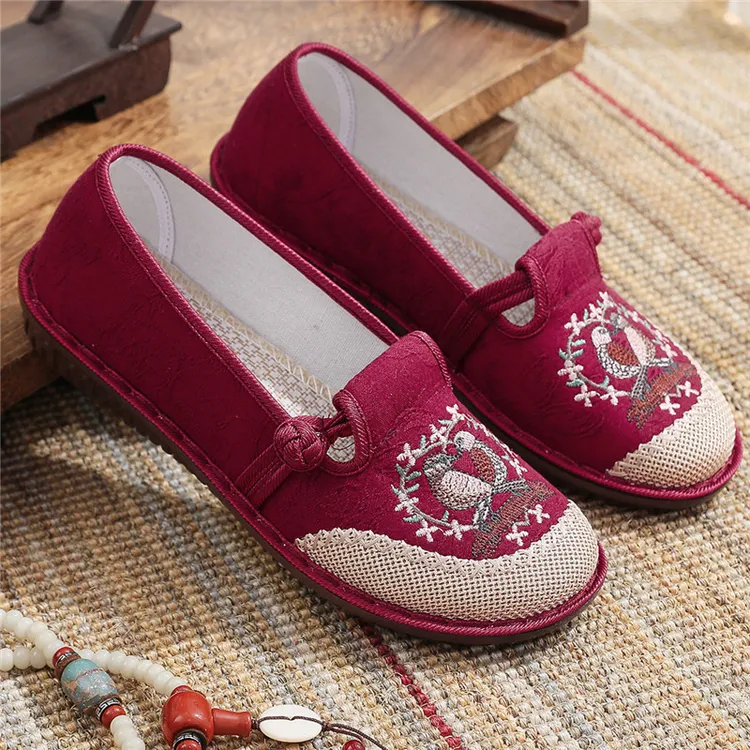 2024新款老北京布鞋女单鞋春秋民族风绣花鞋浅口透气一脚蹬妈妈鞋