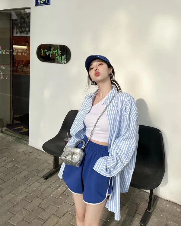慵懒风斜领背心短裤搭配oversize蓝色条纹衬衫女宽松开衫防晒衬衣