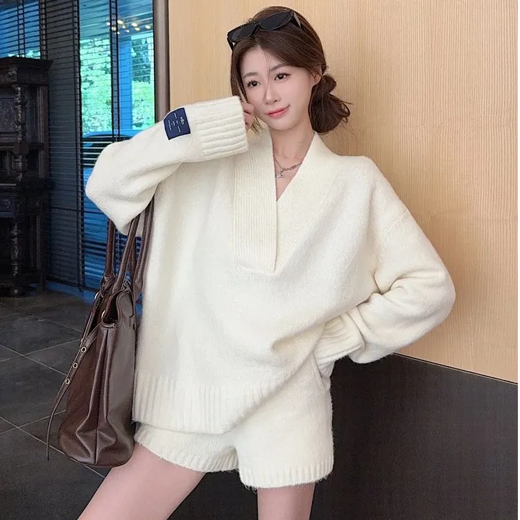 休闲松弛感时尚套装女冬季2025新款套头针织毛衣设计感短裤两件套