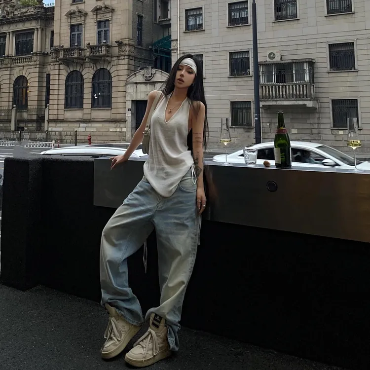 辣妹白色V领挂脖吊带背心女2025新款夏季薄款性感露背上衣设计感