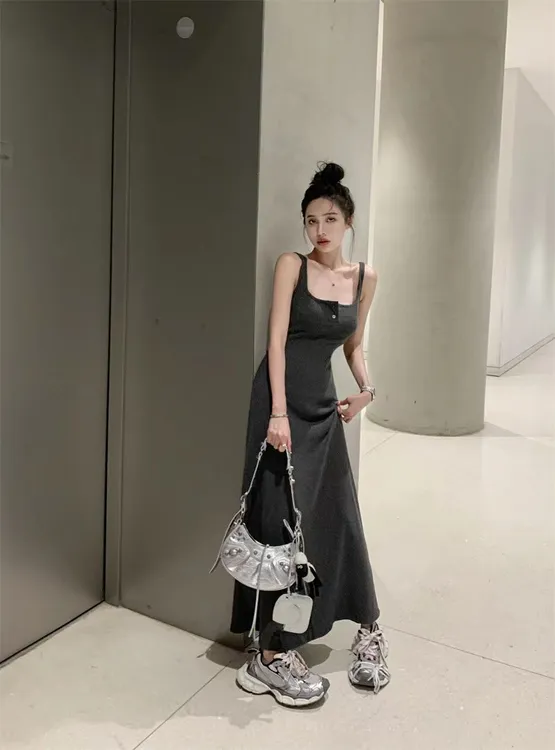 赫本风法式小众方领气质长款修身包臀吊带背心连衣裙夏季2025新款