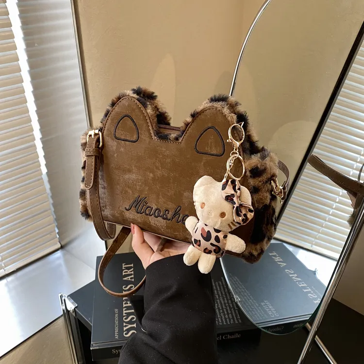 2024冬季新款异形毛绒豹纹猫耳朵可爱单肩斜跨磨砂绒高级质感女