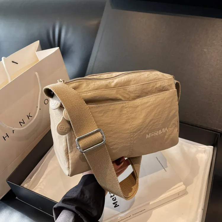 男女同款多层2025新款潮时尚百搭单肩包洋气百搭轻便斜挎布包8201