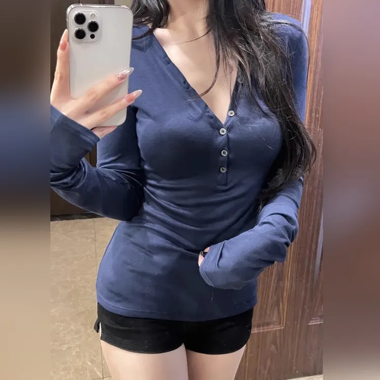修身低V领打底衫女秋冬2025新款藏蓝内搭chic长袖t恤辣妹排扣上衣