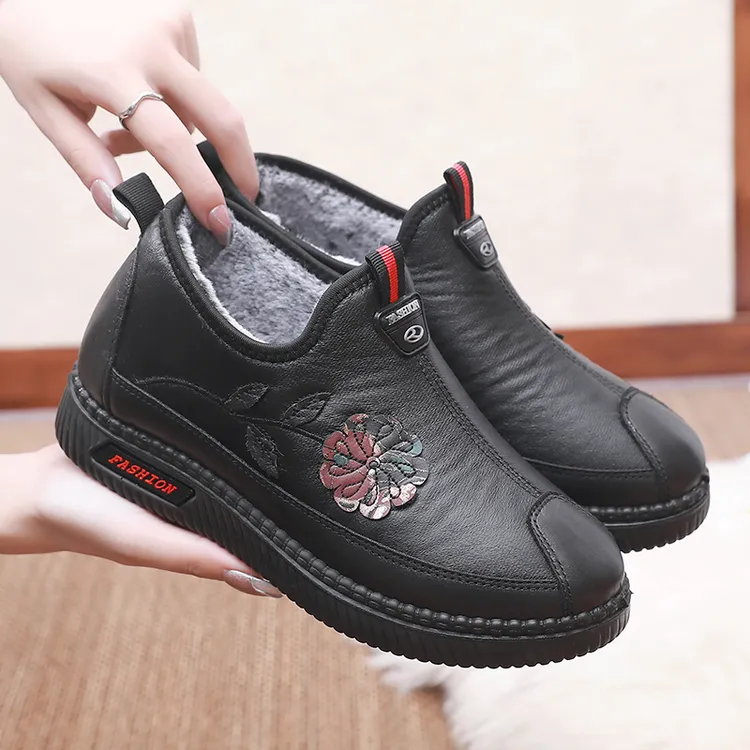 冬季新款加绒棉鞋女加厚保暖中老年人棉靴妈妈软底雪地靴老人鞋