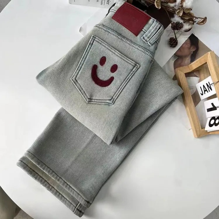 笑脸刺绣直筒牛仔裤女2024新款潮流柔顺窄版阔腿裤拖高腰地裤女