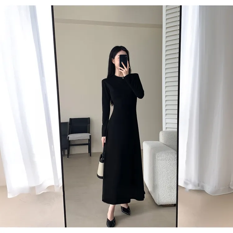 小黑裙气质显瘦黑色圆领长袖秋季单穿内搭长裙百搭连衣裙女2025