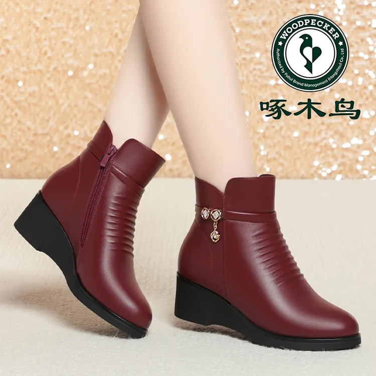 啄木鸟妈妈鞋子女平底软皮棉鞋秋冬短靴坡跟靴加绒皮鞋中老年冬鞋