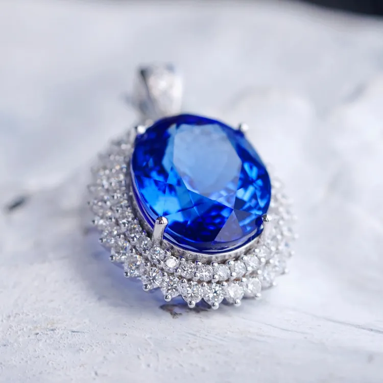 坦桑石吊坠气质蓝色轻奢镶嵌椭圆精致满钻时尚百搭高贵豪华
