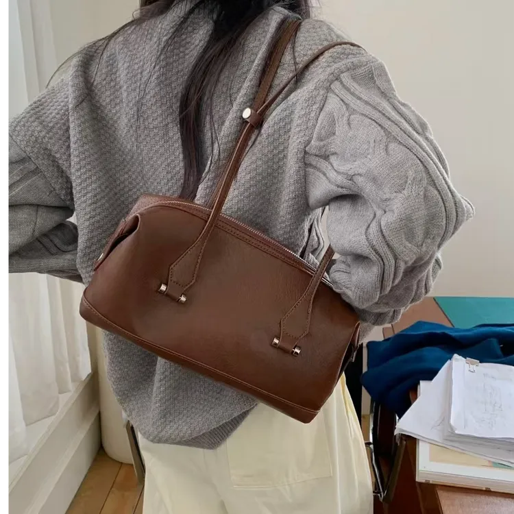 七七 小众设计腋下单肩波士顿包女2024秋冬新款复古百搭手拎包